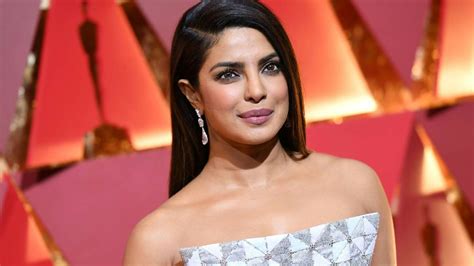 priyanka chopra hot pictures|Priyanka Chopra heats up the internet in a red hot。